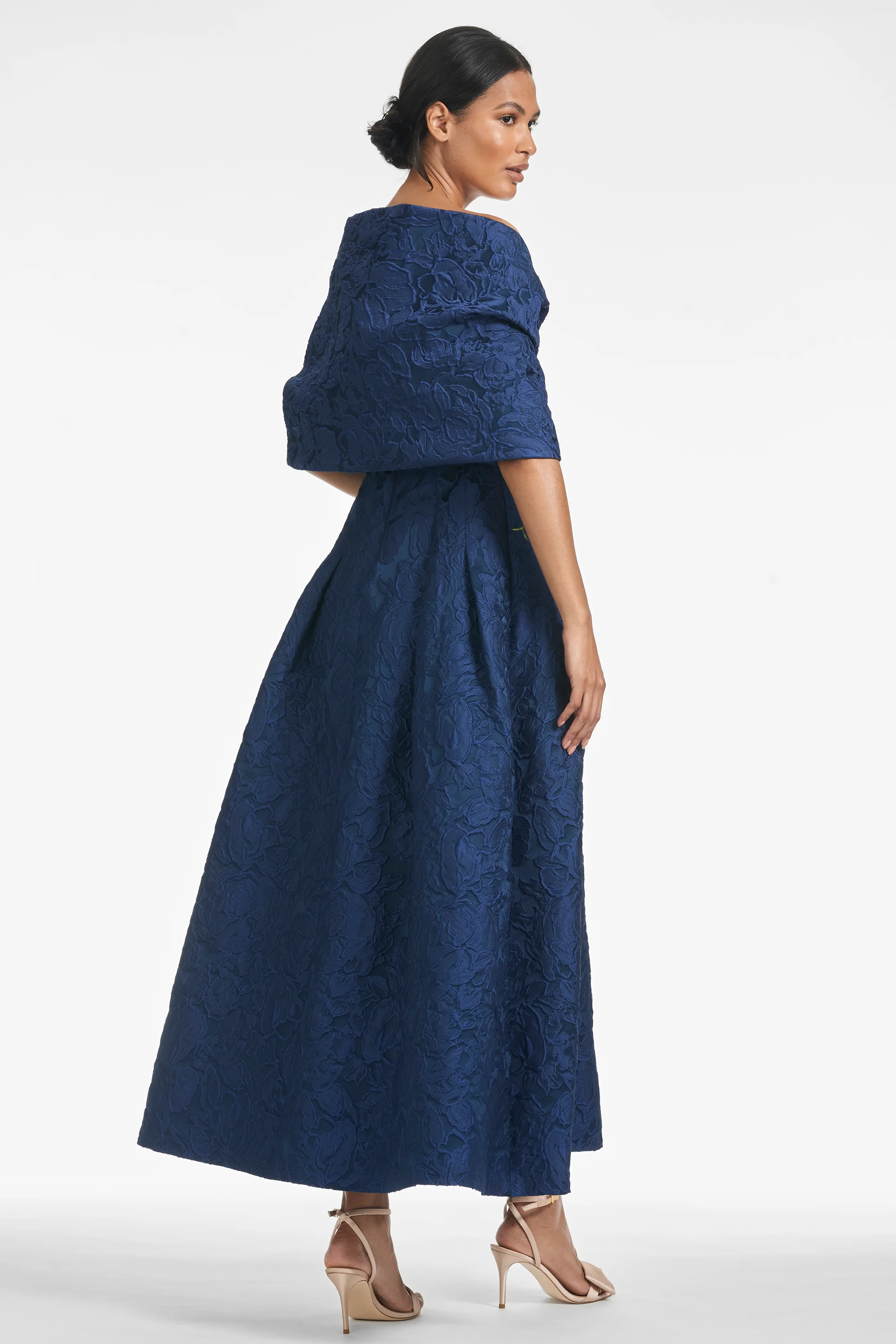 THE HUG SHAWL - MIDNIGHT JACQUARD CLOQUE - Image 3